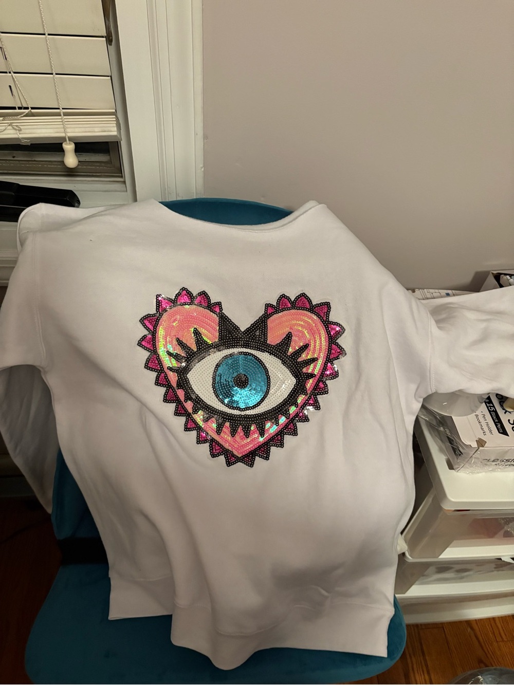 Off shoulder ' White Sweatshirt with Sequin Heart Eye Graphic